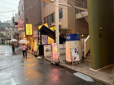 美熟女J （ジェイ）への道順 5／5：少し進むと右手に門前仲町Jの入る「富岡TTRビル」があります。