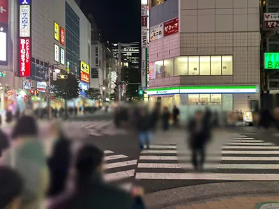 ラッシュへの道順 4／7：一つ目の十字路を渡り更に直進します。