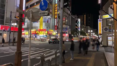 ジェムサロンへの道順 2／5：信号機のある大きな十字路を左折します。