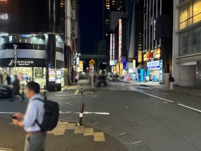 キャラットへの道順 14／15：左手路地を越えて直進を続けます。