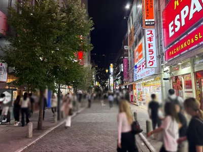 アマンダへの道順 2／5：駅を背中にし、左手へ直進します。