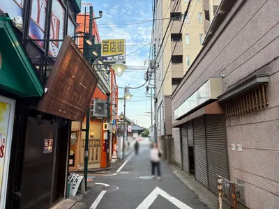 オブロングラウンジへの道順 4／6：直進をすると左手に調布百店街という通りが出てくるので入ります。