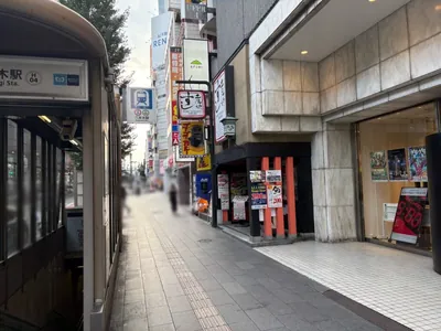 ミリオンへの道順 2／6：出口を左手に直進します。