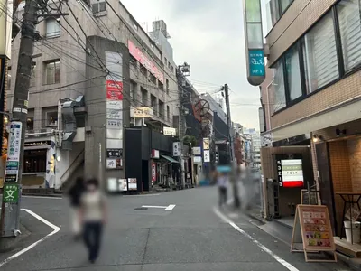 ラヴィアスへの道順 8／11：左手の一つ目の路地を越えて直進を続けます。