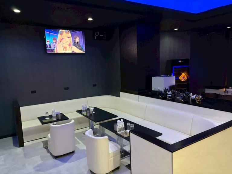 蕨　エースの店内