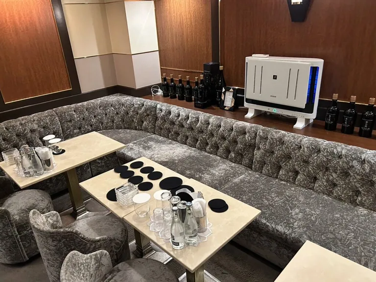 アジュール （紺碧）の店内