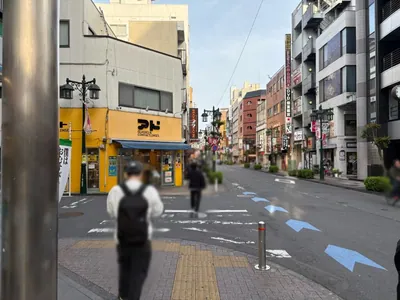 バッカスへの道順 6／9：左手の一つ目の路地を越えて直進を続けます。