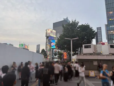 キングダムクイーンへの道順 2／11：駅を背にして線路を左手に直進します。