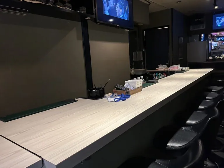 ハヤブサの店内