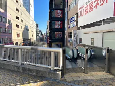 オブロングラウンジへの道順 3／6：左手のエスカレーターを下ります。