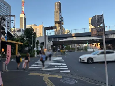 ピロポへの道順 5／11：二つ目の横断歩道を渡り直進します。