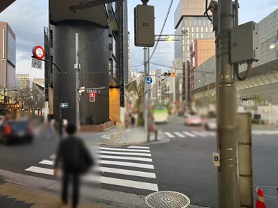 ラウンジへの道順 6／10：一つ目の信号機付交差点を直進します。