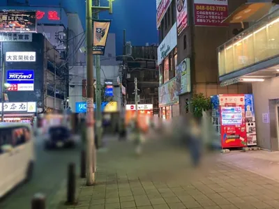 ドラゴンクラブへの道順 3／6：正面にラーメン屋の天下一品が出てくるので右折して商店街へ入ります。