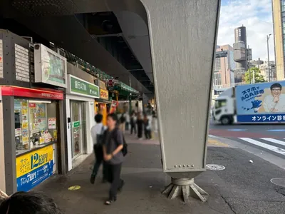 あやへの道順 2／6：駅を背にして左に進みます。