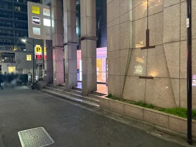 ミトスへの道順 6／6：突き当りの手前の右手に六本木ミトスの入る「三経41ビル」があります。