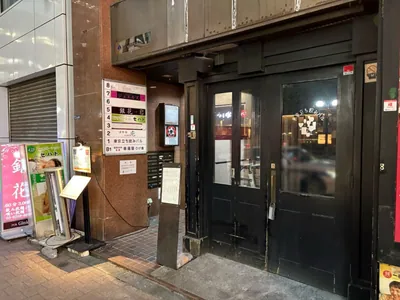 カリンへの道順 8／8：少し進むと右手に新橋カリンの入る「ル・グラシエルBLDG.57 」があります。