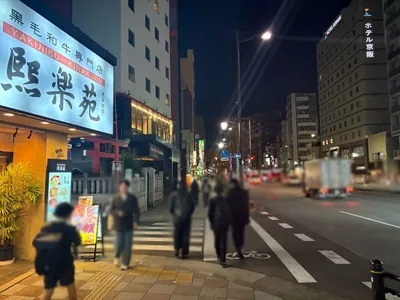 浅草　カグラ （神楽）への道順 3／4：一つ目の左手路地を越えて直進します。