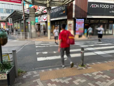 アジトへの道順 3／8：一つ目の路地を越えて直進します。