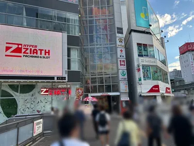 ドレスラインへの道順 3／9：突き当りの左手のエスカレーターで下ります。