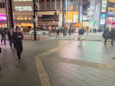 美人茶屋 （ビジンチャヤ）への道順 3／8：交差点に出たら横断歩道を渡らずに左折します。