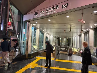 ニュースへの道順 1／4：六本木駅7番出口を出ます。