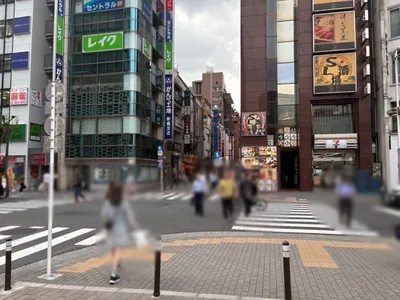 ジパングプレミアムへの道順 3／5：SLを正面に見て左手に十字路が出てくるので渡って直進します。