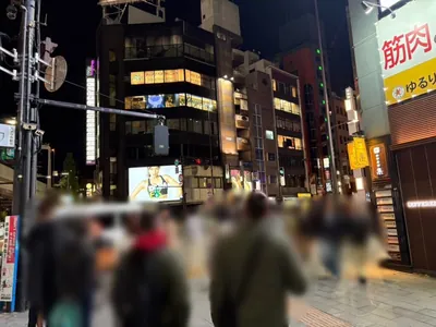 プロポーションへの道順 3／8：交差点に出たら横断歩道を渡らずに右折します。