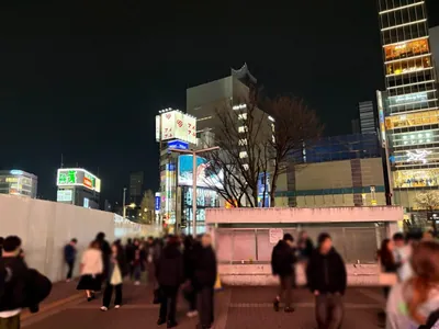 ハルへの道順 2／8：駅を背にして線路を左手に直進します。