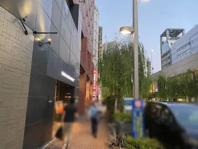 キャロットへの道順 4／7：二つ目の十字路に出たら横断歩道を渡って右折します。