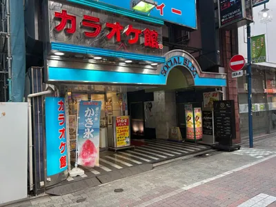 新小岩　ジュメイラへの道順 7／7：少し進むと左手に新小岩ジュメイラの入る「ソシアルアズマビル」があります。