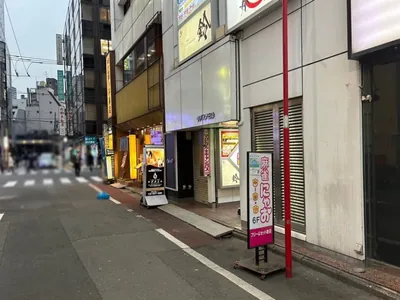 花蝶 （ハナチョウ）への道順 4／4：左折したら右手に見えるビルに神田花蝶が入ります。