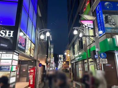 リオへの道順 7／12：左手二つ目の路地を左折します。