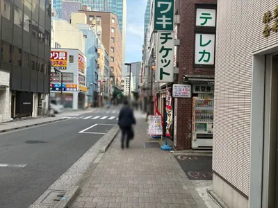 ルナリアへの道順 4／6：右手路地を越えて直進をします。