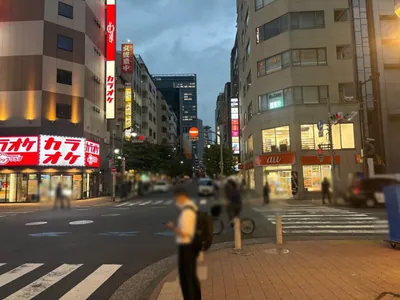 美人茶屋 （ビジンチャヤ）への道順 4／5：二つ目の十字路の横断歩道を正面に渡って更に直進します。