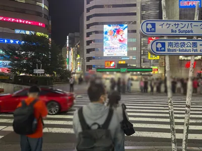 シーサイドへの道順 2／5：駅を背に正面の横断歩道を渡ります。