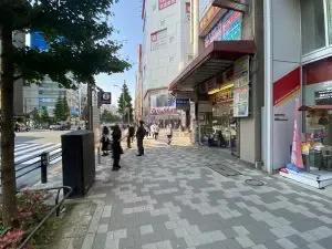 秋葉原　二次元彼女 （ニジゲンカノジョ）への道順 5／10：直進をすると角にビッグカメラや大黒屋のある大きな十字路に出るので横断歩道を進行方向正面に渡ります。
