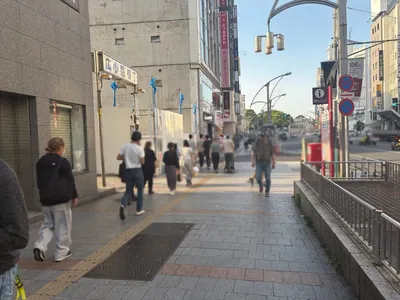 ルミナスへの道順 2／6：駅を背にして直進します。