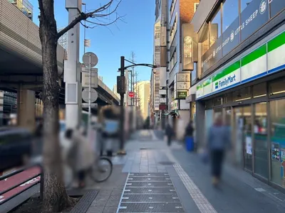 リオへの道順 2／5：道路を左手に直進します。