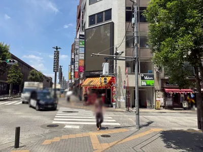 エンジェルルミエルへの道順 13／15：六つ目の右手路地を横断歩道を渡り、右折します。