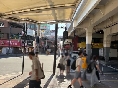 アリエルへの道順 3／6：一つ目の横断歩道を越えて直進をします。