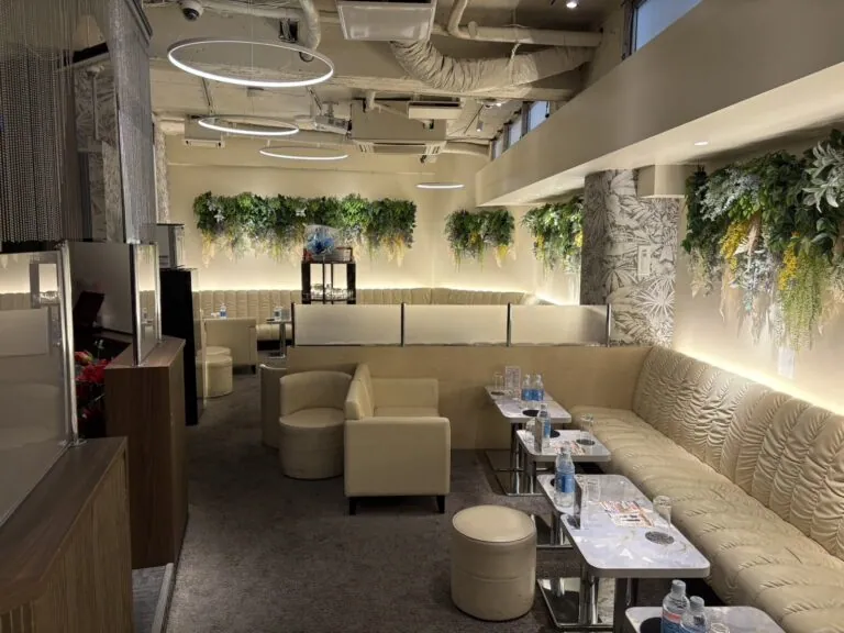 シュシュ新橋烏森口の店内