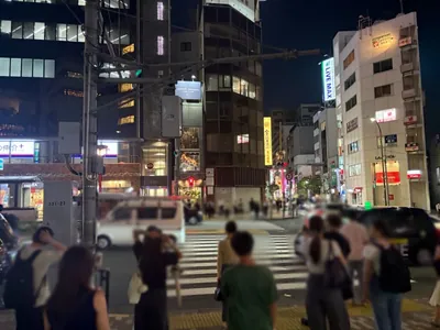 リンクへの道順 3／10：正面の横断歩道を渡ります。