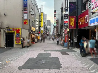 クラッシュへの道順 9／10：左手の3つ目の路地を越えて直進を続けます。