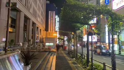 ファブリックへの道順 8／10：左折すると左手に新宿区役所が出てくるのでそのまま直進します。