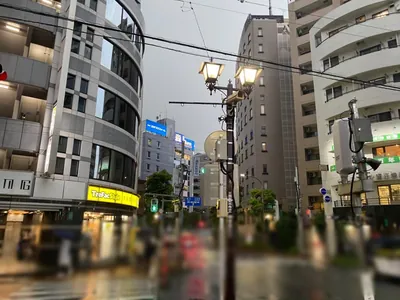 三鷹　シンへの道順 5／8：三鷹駅前郵便局という交差点に出たら横断歩道を正面に渡ります。