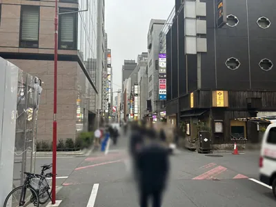 ジュジュへの道順 8／10：一つ目の十字路を超えて直進します。