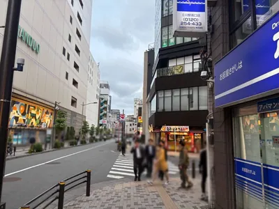 レオンへの道順 5／7：一つ目の路地を越えて直進を続けます。