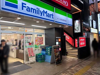 ゴカンへの道順 4／4：直進すると左手に恵比寿ゴカンの入る「エビスファーストビル」があります。