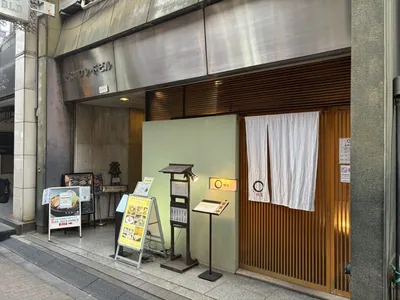 エンへの道順 10／10：少し進むと右手に銀座エンの入る「第三ソワレ・ドビル」があります。