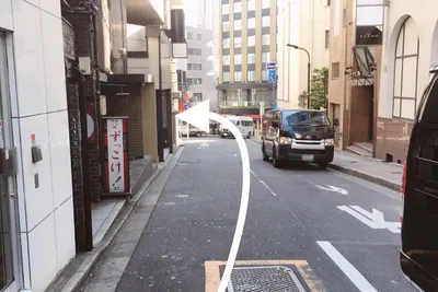 レッジーナへの道順 4／4：三叉路を左へ曲がると左手にYELLOというかき氷やが出てくるので通り過ぎた左手の地下が六本木レッジーナです(セブンイレブンの手前です)。